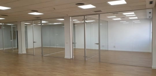 Divisoria de oficina en cristal laminar, puerta en vidrio templado altura de suelo a techo.