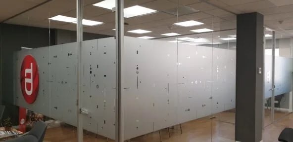 Mampara en cristal laminado, puerta en vidrio templado y lámina de vinilo diseño exclusivo.