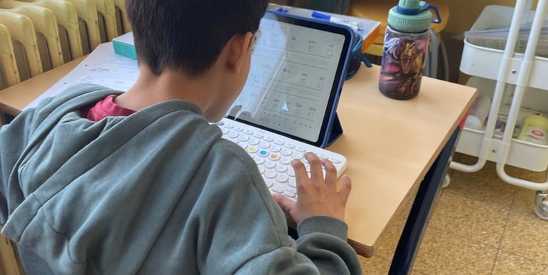 iamge d'un élève utilisant l'iPad et un clavier adapté