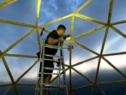 Handwerker beim Aufbau eines Geodoms