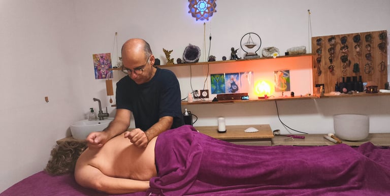 Massage Le Nomade, modelage mêlant Lomi-Lomi, Ayurvéda et Shiatsu chez Energy Terre Happy