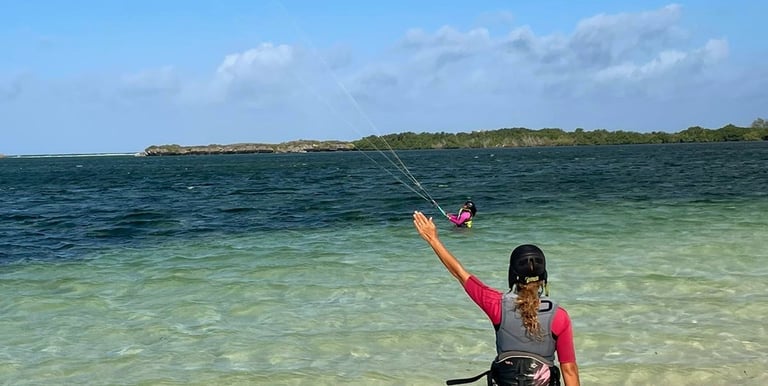 une femme indique la direction de navigation pour assurer la sécurité a la plage 