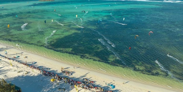 vision drone de la plage et la mer avec ailes de kitesurf