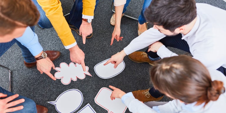 grupo de empleados creativos, cooperando, trabajando en equipo, resolviendo conflictos