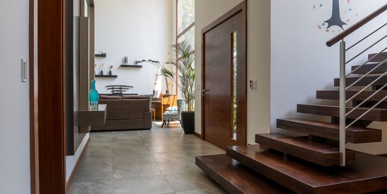 fotografía inmobiliaria quito ecuador tumbaco vista diagonal de entrada a una gran casa moderna