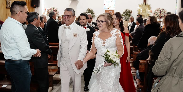 Foto de dos novios recién casados en una iglesia en su salida hecha por un fotógrafo de bodas en Quito Ecuador