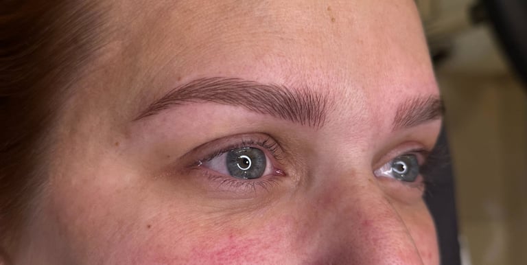Primer plano de las cejas de una mujer después de un tratamiento profesional de microblading y maqui