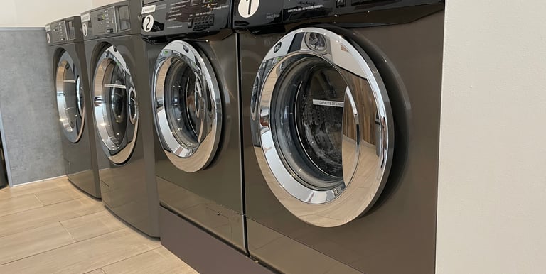 Notre laverie est équipée de machines à laver professionnelles et de sèche-linge grande capacité.