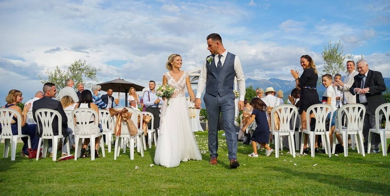 Photo de cérémonie de mariage, les mariés quittant la cérémonie entourés de leurs invités