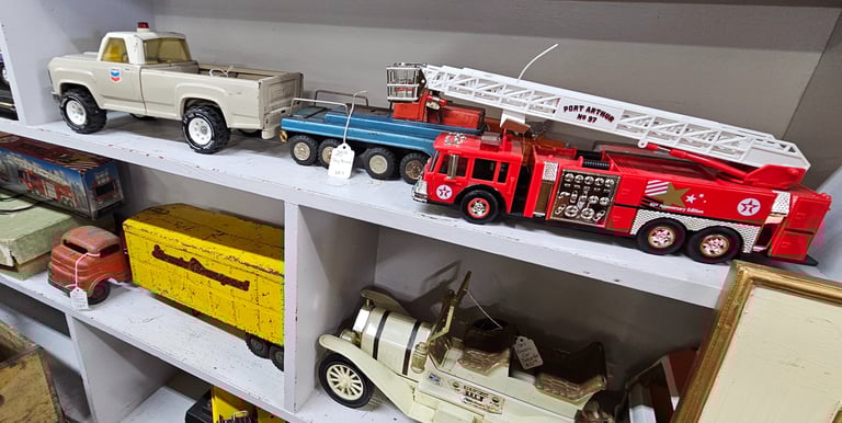 Antique Toys. Collectable Cars Toy Cars Trucks. Vintage. Antique Store. Ethridge. Tennessee. Nashville
