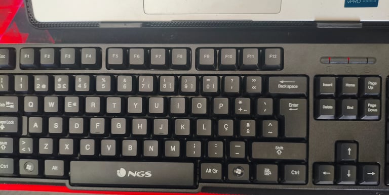 Teclado wireless NGS com layout português e teclas funcionais