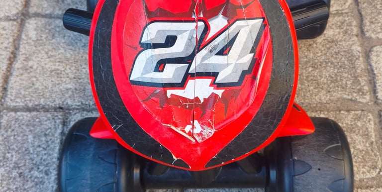 Pormenor do autocolante com o número 24 na Moto 4 elétrica Injusa Wrestler 6V