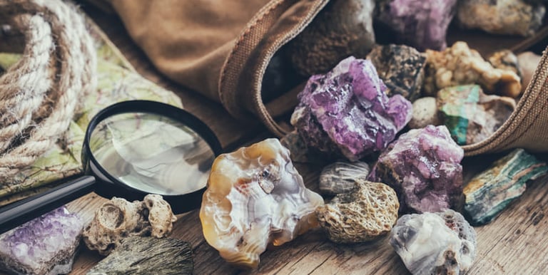 Piedras preciosasde diferentes tamaños sobre una mesa