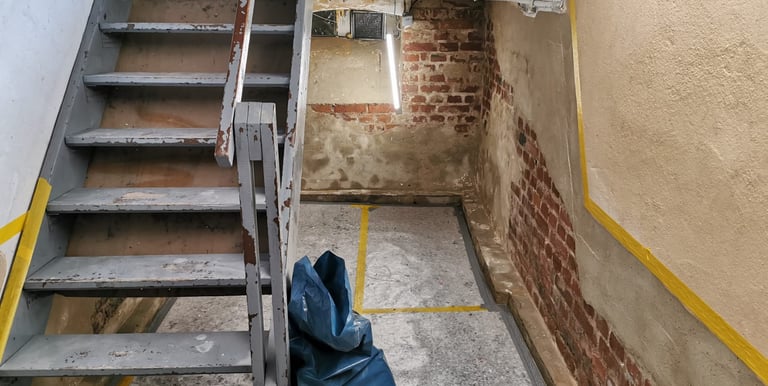 Cantina con danni da umidità.