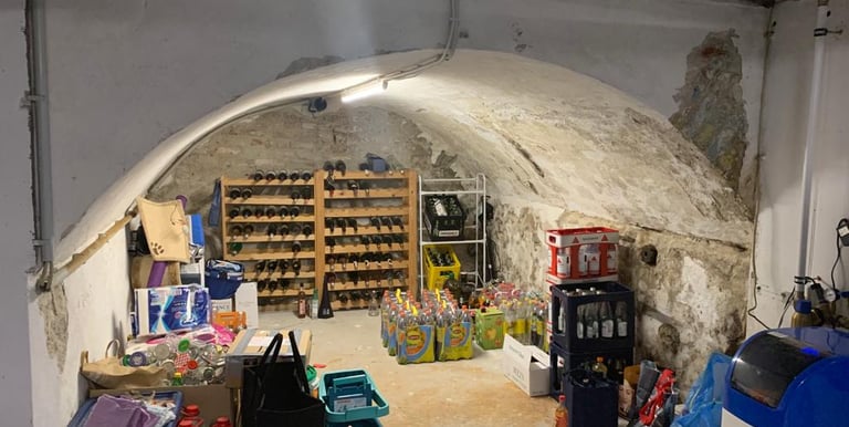 Cantina umida con efflorescenze saline prima del risanamento Isokristall.