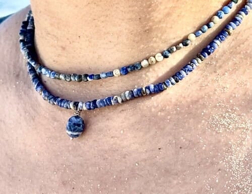 Collares de cuentas de sodalita azul hechos a mano, en capas, con colgante de piedra natural.