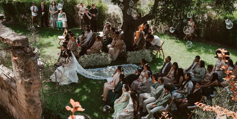 Banquete de bodas al aire libre en Quito con mesas decoradas y servicio de catering exclusivo.