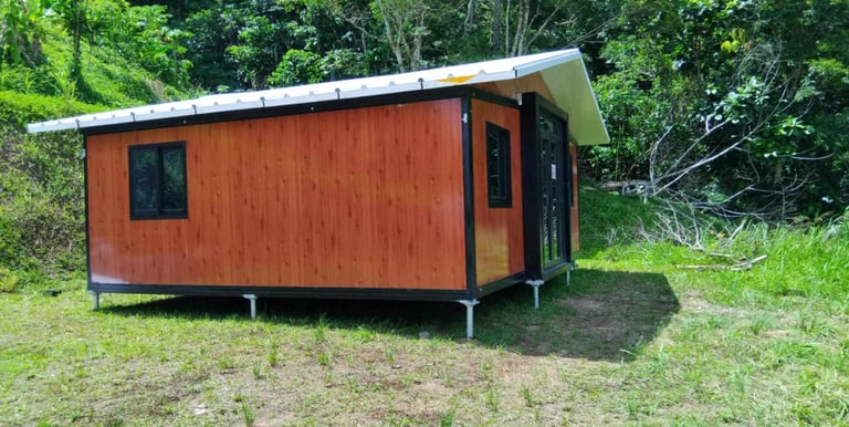 Tiny house installé sur vis de fondation