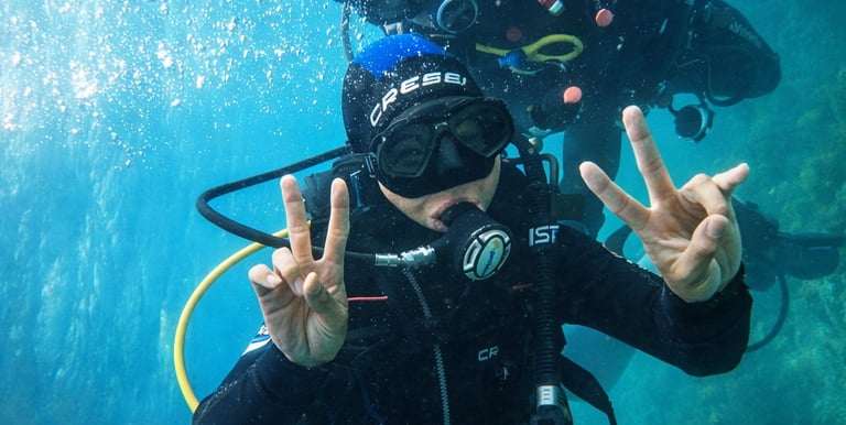 Persona sin experiencia previa aprendiendo los básicos del buceo, siempre acompañada personalmente