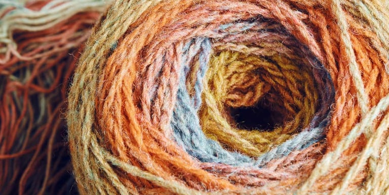 Hilo de lana multicolor en tonos tierra para manualidades y tejido