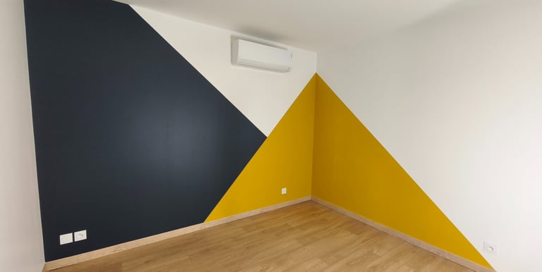 Pièce moderne avec mur graphique géométrique et sol en bois clair.