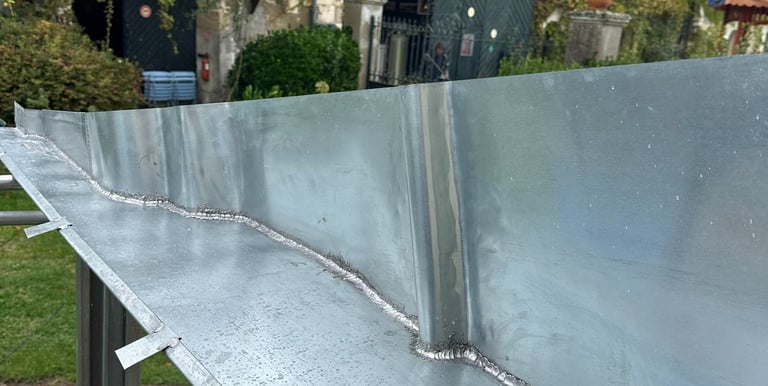 Éléments de toiture en métal et solins en zinc sur mesure pour la restauration de bâtiments.