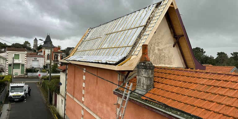Rénovation professionnelle de toiture montrant la nouvelle isolation et les liteaux en bois installé