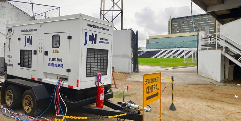 Gerador de energia branco em um estádio de futebol