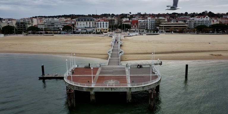 Vue aérienne de la jeté Thiers à Arcachon, en France, surplombant la plage et les bâtiments côtiers