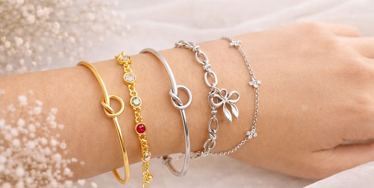 Pulseras artesanales de oro y plata con dijes personalizables.