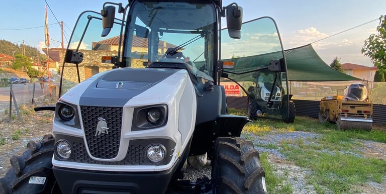 τρακτέρ Lamborghini σε άσπρο χρώμα με κουβούκλιο καινούριο