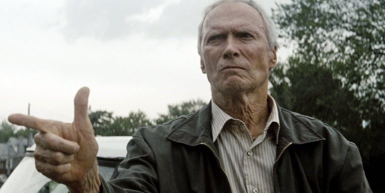 Clint Eastwood e a Construção de Walt Kowalski Cena do filme Gran Torino 2008