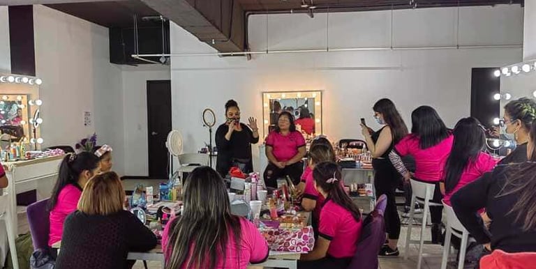 Artista de maquillaje profesional enseñando a un grupo de estudiantes en un taller de estudio