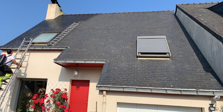 Application d'un produit hydrofuge professionnel qui permet de garder la toiture propre 