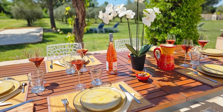 Table extérieur sur la terrasse dressé pour le diner à la Ramade à Tulette