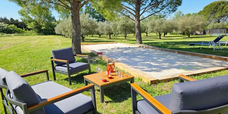 Salon de jardin des chambres d'hôtes la Ramade près du terrain de pétanque