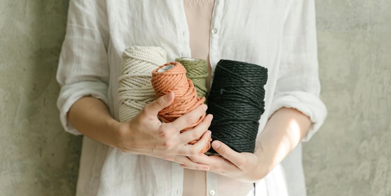 mujer sosteniendo hilos de macramé