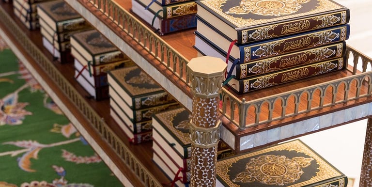 une pile de coran soigneusement rangé