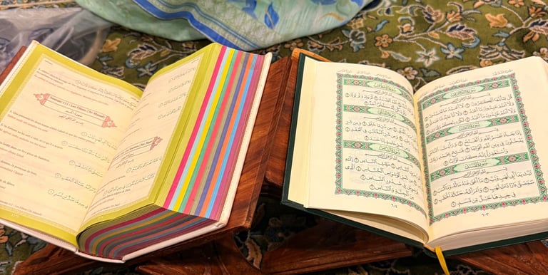 deux coran l'un coloré et l'autre neutre dans une mosquée