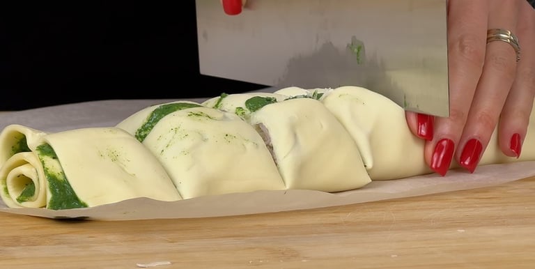 Cut the pinwheels into slices about 3–4 cm thick