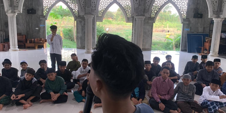 Kegiatan santri Ma'had Tahfizhul Qur'an Darussajidin mendengarkan arahan ustadz di masjid