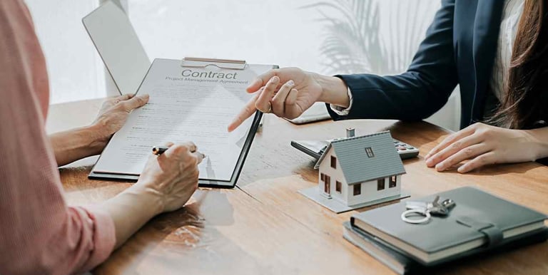 Firma de contrato inmobiliario sin comisiones en Barcelona