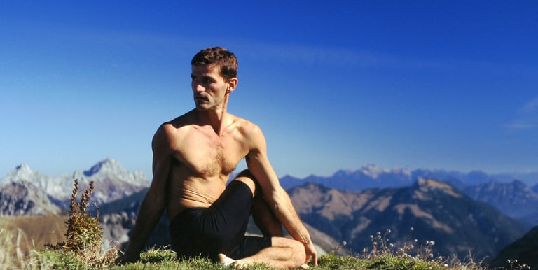 Berg Sonne Yoga Matsyendrasana MAnn Gipfel