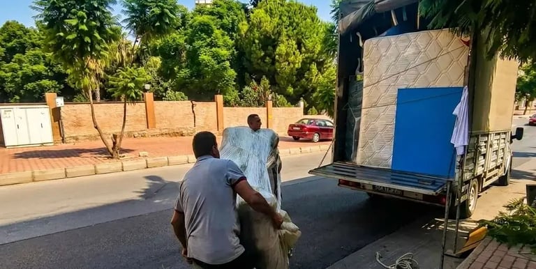 Antalya'ya şehir dışından gelen evden eve nakliye araçları için eşya boşaltma ve profesyonel hamal desteği sağlayan ekibimiz.