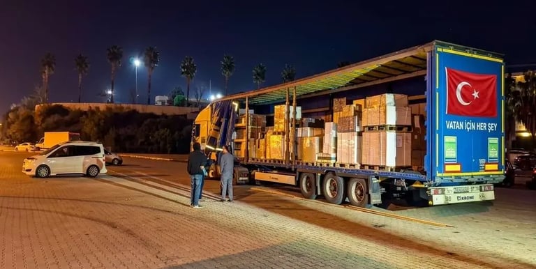 Antalya'da tır, paletli yük indirme bindirme işlemleri, mobilyaların yüklenmesini gerçekleştiren profesyonel hamal ekibimiz.