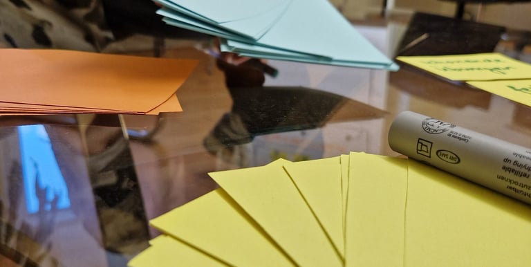 Workshop mit Moderationskarten auf Tisch