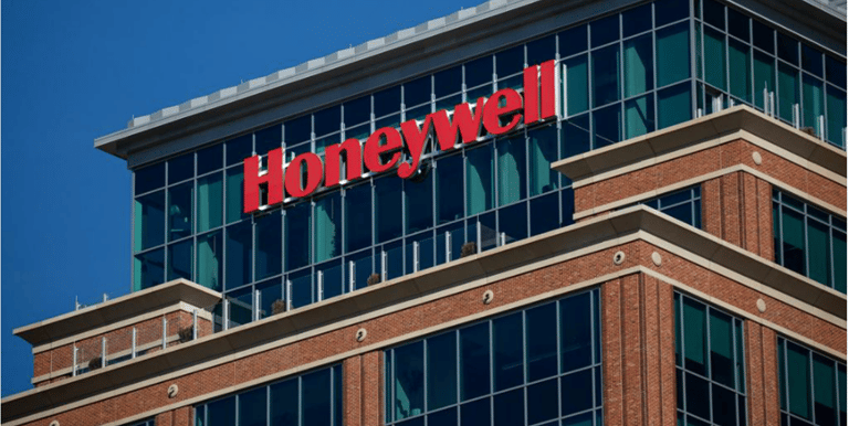 Siège de l'entreprise Honeywell avec logo rouge sur un bâtiment moderne en verre et briques rouges