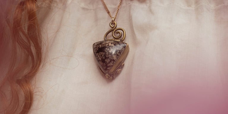 Photo en gros plan d'un pendentif fait à la main