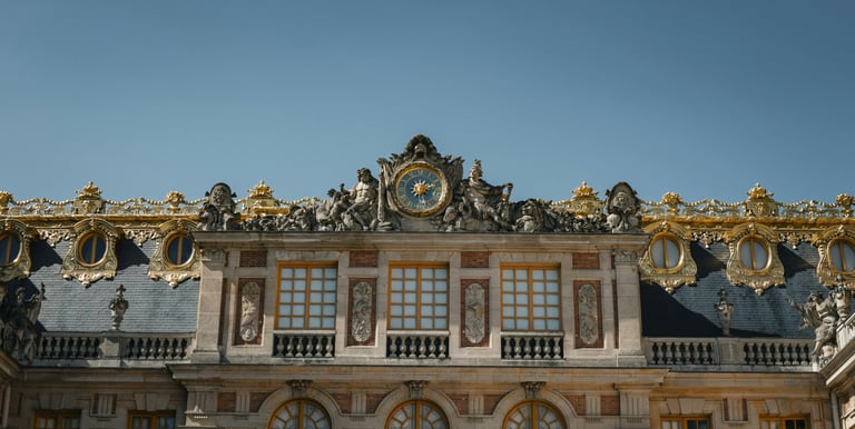 Façade du Château de Versailles avec son horloge centrale sculptée, ses dorures et son architecture 