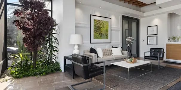 Immobilienmakler in Berlin bei der Erstellung eines Immobilienvideo mit Drohne